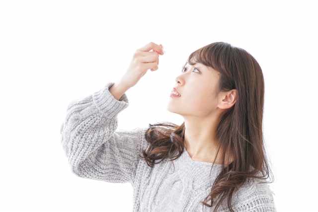 点眼する女性