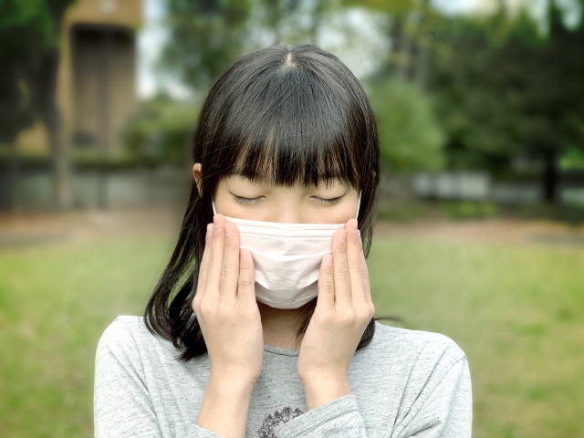 アレルギーに苦しむ女性