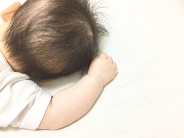 寝転ぶ赤ちゃん