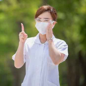 花粉症対策をする看護師