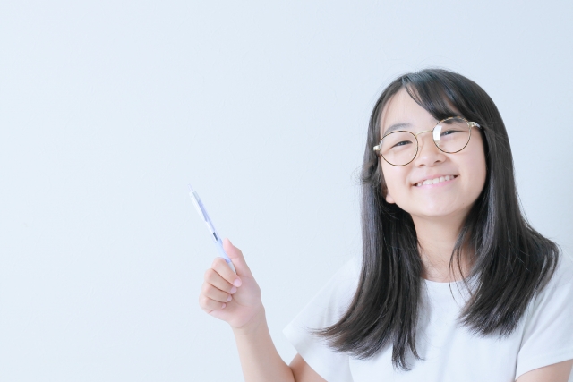 眼鏡を掛けた子ども