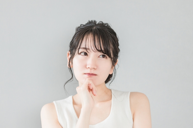 考える女性
