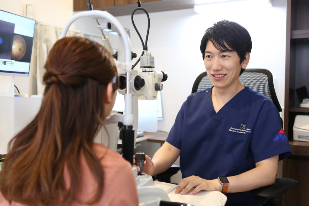 診療する上月院長